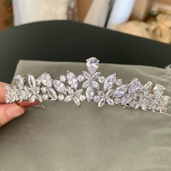 NWT Gorgeous Las Vegas Custom Wedding Dress & Veil. Never Worn. - Picture 7 of 8